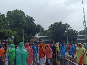 Hujan-hujanan, Massa Buruh Gelar Aksi Demo di Patung Kuda