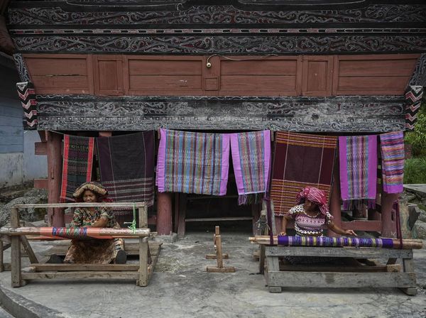 Mengunjungi Desa Meat Toba, Sentra Ulos Ragi Hotang yang Melegenda