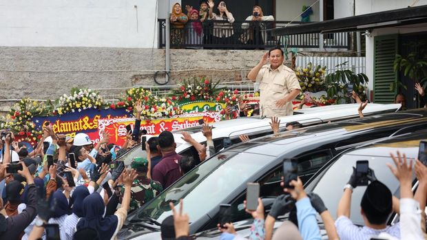 Menhan Prabowo makan siang di gerai bakso dan soto mang uka milik eks KSAD Dudung di Cimahi, Kamis (29/2).