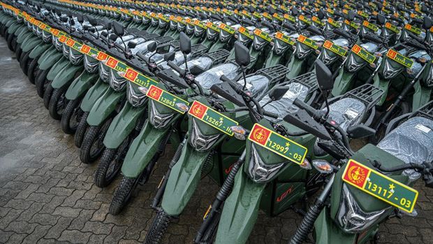 Sejumlah sepeda motor trail listrik yang diserahkan Menhan Prabowo Subianto di parkir di Mabes TNI, Jakarta, Rabu (28/2/2024). Menteri Pertahanan Prabowo Subianto menyerahkan sebanyak 228 alat utama sistem senjata (Alutsista) yaitu Pandur, Harimau, Ranpur Anoa, Ranpur Komodo APC, Ranpur Badak Canon 90, Maung V3, Rigid Buoyancy Boat, Ransus, Rantis, Truk 4x4, Truk 2,5 Ton dan sepeda motor trail listrik untuk TNI dan Polri. ANTARA FOTO/Bayu Pratama S/foc.
