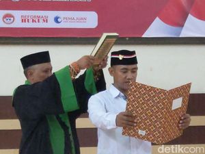 Cium Merah Putih, Eks Teroris JAD di Lapas Tulungagung Ikrar Setia ke NKRI Cium Merah Putih, Eks Teroris JAD di Lapas Tulungagung Ikrar Setia ke NKRI