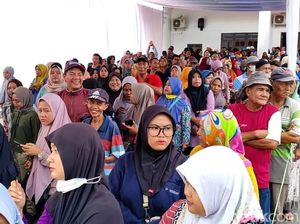 Ribuan Warga Kota Pasuruan Rela Antre Berjam-jam demi Beras Murah Ribuan Warga Kota Pasuruan Rela Antre Berjam-jam demi Beras Murah