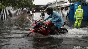 Pengendara Motor Nekat Terobos Banjir di Tanjung Priok