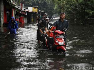 Kondisi Sejumlah Ruas Jalan di Jakarta Tergenang Banjir Pagi Ini