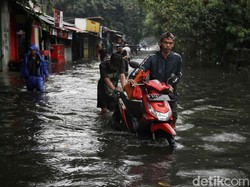 Kondisi Sejumlah Ruas Jalan di Jakarta Tergenang Banjir Pagi Ini
