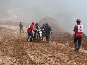 4 Hari Lumpuh Akibat Longsor di Bastem, Poros Palopo-Luwu Kembali Dibuka 4 Hari Lumpuh Akibat Longsor di Bastem, Poros Palopo-Luwu Kembali Dibuka