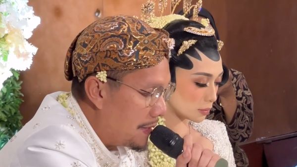 8 Foto Pernikahan Angga Malik & DEssentials, Menawan Pakai Adat Jawa & Sunda