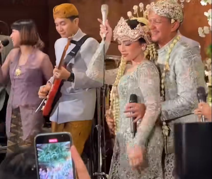 Pernikahan Angga Puradiredja dan Dewi Andarini