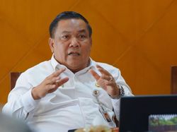 Pj Gubernur Riau Ungkap Alasan Percepat Status Siaga Karhutla-Minta Bantuan Heli