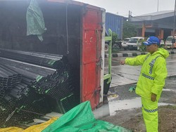 Truk Gandeng Terguling di Jalan Jepang Kudus