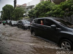 Banjir di Cempaka Putih, Kendaraan Dialihkan ke Jalur Cepat