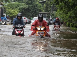 Keluh Kesah Warga Terjebak Macet karena Banjir di Utara Jakarta