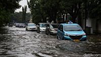 Potret Banjir Rendam Kawasan Elit Kelapa Gading
