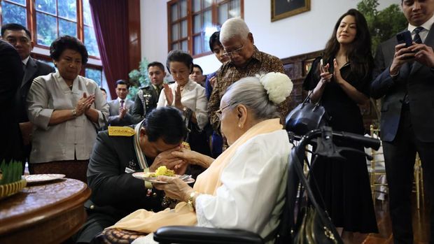 Menteri Pertahanan Prabowo Subianto mengadakan syukuran usai diberi pangkat secara istimewa berupa Jenderal TNI kehormatan dari Presiden Joko Widodo.