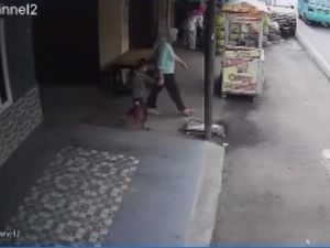 Viral Emak-emak Bandung Nekat Curi Duit Rp 60 Juta di Siang Bolong Viral Emak-emak Bandung Nekat Curi Duit Rp 60 Juta di Siang Bolong