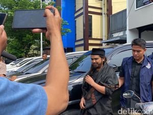 Gus Samsudin sampai Dijemput ke Polda Jatim karena Dikhawatirkan Kabur Gus Samsudin sampai Dijemput ke Polda Jatim karena Dikhawatirkan Kabur