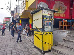 PKL Kota Batu yang Berjualan di Trotoar Ditertibkan PKL Kota Batu yang Berjualan di Trotoar Ditertibkan