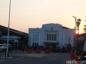 Afif Sampai Lompat dari Kereta Karena Takut Kelewatan Stasiun Afif Sampai Lompat dari Kereta Karena Takut Kelewatan Stasiun