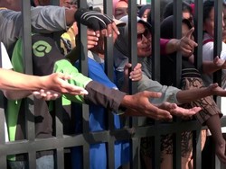 Momen Warga Ramai-ramai Antre Beras Murah di Bekasi