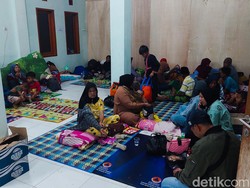 Malam Somratuh di Pengungsian Usai Rumahnya di Pelosok KBB Ambruk