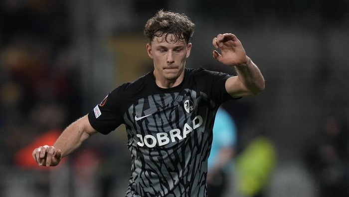 Yannik Keitel Freiburg's Yannik Keitel tries to control the ball during the Europa League play-off first leg soccer match between Lens and Freiburg at the Bollaert-Delelis stadium in Lens, France, Thursday, Feb. 15, 2024. (AP Photo/Thibault Camus)