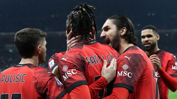 MILAN, ITALY - FEBRUARY 25: Rafael Leao of AC Milan celebrates with his team-mates after scoring the opening goal during the Serie A TIM match between AC Milan and Atalanta BC at Stadio Giuseppe Meazza on February 25, 2024 in Milan, Italy. (Photo by Marco Luzzani/Getty Images)