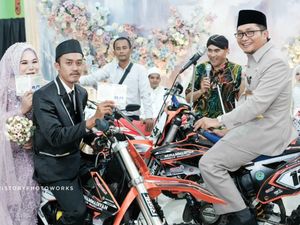 Agak Lain! Viral Pengantin di Magelang Ijab Kabul Sambil Naik Motor Trail