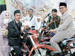Agak Lain! Viral Pengantin di Magelang Ijab Kabul Sambil Naik Motor Trail