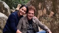 7 Potret Mesra Ahmad Albar Bareng Istri Muda, Harmonis Meski Beda 37 Tahun