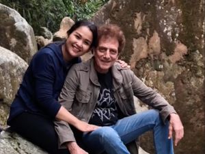 7 Potret Mesra Ahmad Albar Bareng Istri Muda, Harmonis Meski Beda 37 Tahun