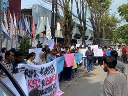 Aliansi Pemuda Aksi Damai di Depan KPU Jatim, Apresiasi Pemilu 2024