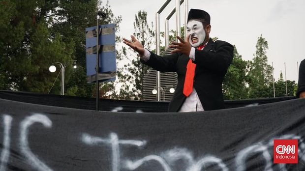 Aksi Teatrikal di Bundaran UGM Panggil 6 Rektor Lawan Pemilu Curang Sebuah aksi teatrikal memperingati Serangan Umum 1 Maret digelar oleh kelompok masyarakat Dewe Yoben di kawasan bundaran Universitas Gadjah Mada (UGM), Sleman, DIY, Jumat (1/3).