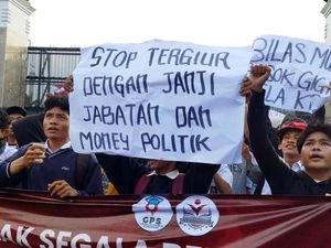 Aksi Tolak Hak Angket di Depan Gedung DPR