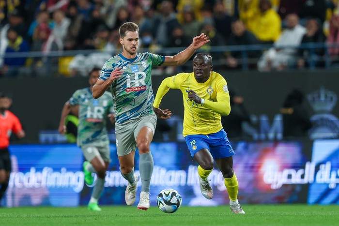 RIYADH, SAUDI ARABIA - FEBRUARY 29: Sadio Mane of Al Nassr battles for the ball during the Saudi Pro League match between Al-Nassr and Al-Hazm at Al Awwal Park Stadium on February 29, 2024 in Riyadh, Saudi Arabia. (Photo by Yasser Bakhsh/Getty Images)