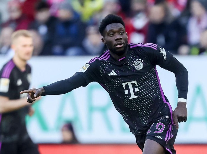 AUGSBURG, GERMANY - JANUARY 27: Alphonso Davies of Bayern Muenchen gestures during the Bundesliga match between FC Augsburg and FC Bayern München at WWK-Arena on January 27, 2024 in Augsburg, Germany. (Photo by DeFodi Images via Getty Images)