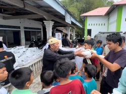 Andre Rosiade Gelar Jumat Berkah di Gunung Sarik Kuranji Padang