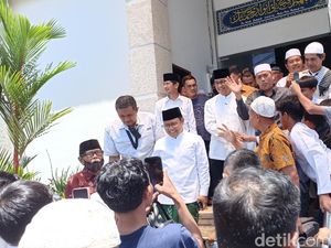 Anies-Cak Imin Jumatan Bareng di Jakut, Jadi Rebutan Foto Warga