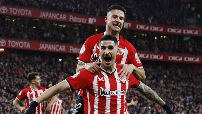 Athletic Bilbao Soccer Football - Copa del Rey - Semi Final - Second Leg - Athletic Bilbao v Atletico Madrid - San Mames, Bilbao, Spain - February 29, 2024 Athletic Bilbao's Gorka Guruzeta celebrates scoring their third goal with Oihan Sancet REUTERS/Vincent West