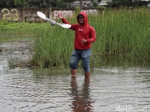 Bermain Merpati di Tengah Banjir ala Warga Cilincing Bermain Merpati di Tengah Banjir ala Warga Cilincing