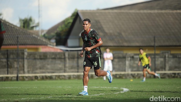 Bek PSS Sleman, Abduh Lestaluhu saat sesi latihan. Foto diunggah Jumat (1/3/2024).