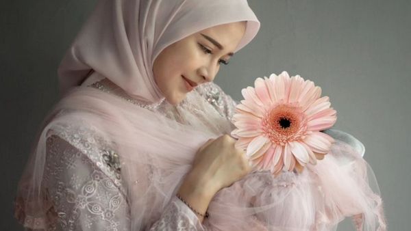 6 Penampilan Berbeda Bella Bonita Pakai Hijab di Syukuran Putri Pertama