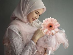 6 Penampilan Berbeda Bella Bonita Pakai Hijab di Syukuran Putri Pertama 6 Penampilan Berbeda Bella Bonita Pakai Hijab di Syukuran Putri Pertama