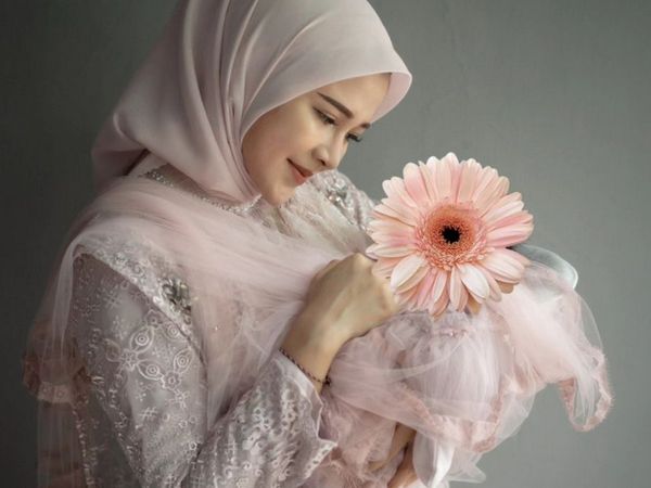 6 Penampilan Berbeda Bella Bonita Pakai Hijab di Syukuran Putri Pertama