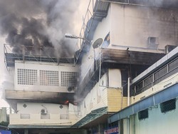 Bengawan Sport Center Terbakar di Pagi Buta, Damkar Kerahkan 7 Mobil