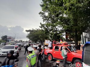 Lalin di Jalan Urip Sumohorjo Macet Imbas Demo di Kantor DPRD Sulsel Lalin di Jalan Urip Sumohorjo Macet Imbas Demo di Kantor DPRD Sulsel
