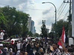 Ada Demo di Kantor KPU Sumut, Jalan Perintis Kemerdekaan Macet