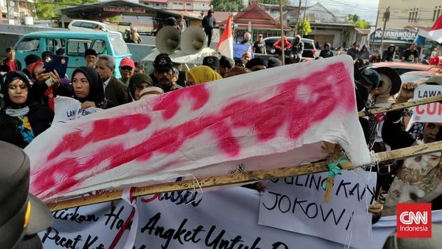 Demo Kecurangan Pemilu di DPRD Sulsel Seratusan emak-emak berunjuk rasa di depan kantor DPRD Sulawesi Selatan sambil membawa keranda mayat menuntut agar DPR RI segera membentuk Pansus Hak Angket atas pelaksanaan Pemilu 2024 yang diduga telah terjadi kecurangan.