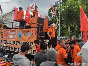 Partai Buruh Demo KPU Sidoarjo Saat Rekapitulasi Suara sedang Berjalan