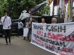 Massa Aliansi Pemuda Peduli Demokrasi Ngluruk KPU Jatim untuk Berterima Kasih
