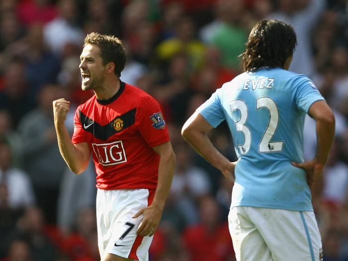 MANCHESTER, ENGLAND - SEPTEMBER 20:  Michael Owen of Manchester United celebrates scoring the winning goal in injury time during the Barclays Premier League match between Manchester United and Manchester City at Old Trafford on September 20, 2009 in Manchester, England.  (Photo by Alex Livesey/Getty Images)